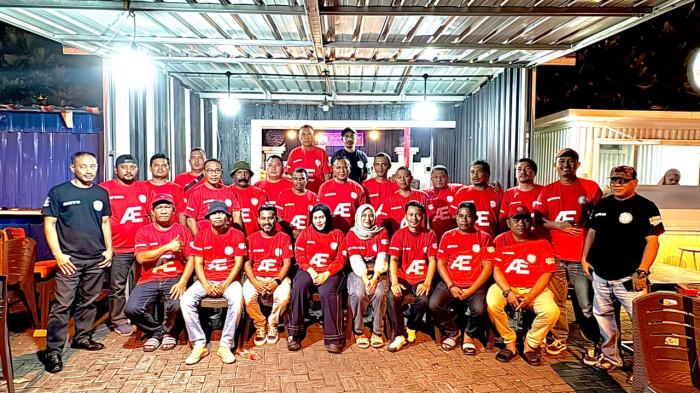 KOMPETISI: Wali Kota Tidore Kepulauan Muhammad Sinen berpose dengan kontingen Pordi Maluku Utara yang nanti mengikuti Indonesia Domino Tournament (IDoT) 2025, Kamis (13/11/2025).