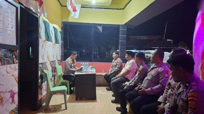 AGENDA: Kapolres Halmahera Timur AKBP Bobby Kusuma Ardiansyah saat berada di pos pengamanan Desa Soagimalaha, Selasa (17/3/2026). Kehadirannya untuk memastikan apa yang dilakukan anak buahnya sesuai SOP