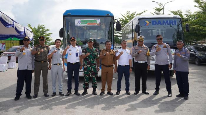 PROGRAM: Foto bersama setelah seremoni pelepasan program Angkutan Bus Gratis Nataru 2025-2026 di Pelabuhan Fery Galala, Sofifi, Selasa (23/12/2025).