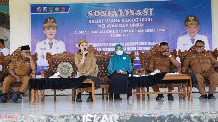 AGENDA: Gubernur Maluku Utara Sherly Laos terlihat berbicara dalam kegiatan sosialisasi KUR di Desa Sidangoli Dehe, Halmahera Barat, Selasa (3/3/2026). Pada kesempatan itu ia mengatakan program KUR dari pemerintah diharapkan dapat mendorong pengembangan sektor riil dalam peningkatan pertumbuhan perkonomian