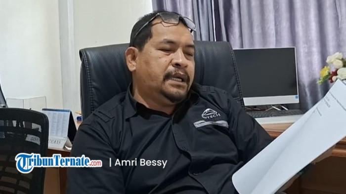 PROGRAM: Kepala Dinas Transmigrasi dan Tenaga Kerja Halmahera Timur Richard Sangadji saat bersedia diwawancarai disela-sela kerjanya belum lama ini