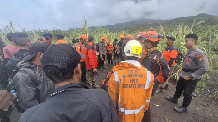 Proses evakuasi korban erupsi Gunung Dukono, Halmahera Utara 01