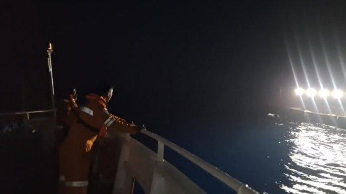 INSIDEN: Proses pencarian 27 ABK KM Nazila 05 oleh Tim SAR Palu, Senin (30/3/2026) malam. Kapal tersebut  tenggelam di perairan Pulau Taliabu Utara, Maluku Utara dan Banggai, Sulawesi Tengah