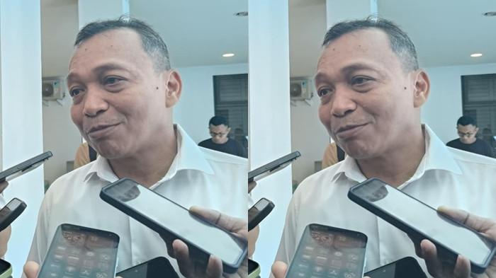 PROYEK: Kepala Perwakilan BPKP Maluku Utara Tri Wibowo Aji saat diwawancarai awak media disela-sela kerja, Rabu (26/11/2025)