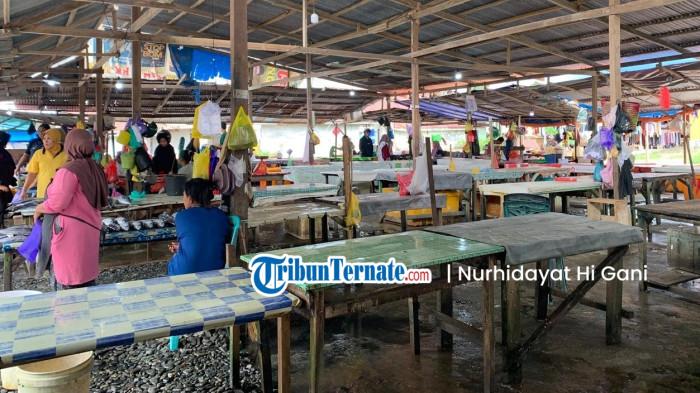 KOMODITAS: Tampak puluhan lapak di Pasar Ikan Labuha, Halmahera Selatan kosong pedagang, Jumat (20/1/2026).