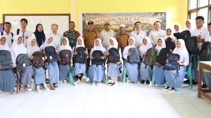 Puluhan siswa SMA Negeri 27 Halmahera Selatan pose bersama usai terima bantuan dari PT GMM