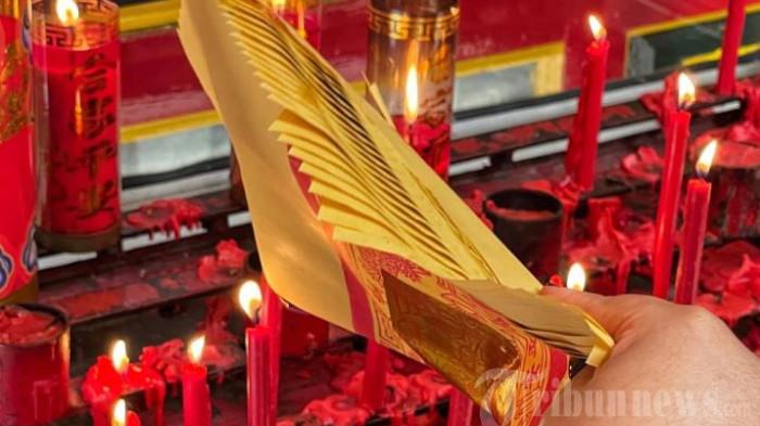 RAMALAN SHIO - Ilustrasi Imlek. Ritual sembahyang saat Tahun Baru Imlek 2026 di Klenteng Eng An Kiong Kota Malang, Jawa Timur, Selasa (17/2/2026).