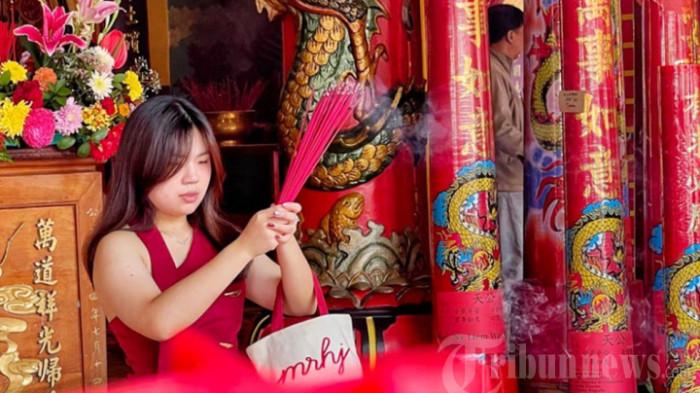 RAMALAN SHIO - Ilustrasi Imlek. Seorang wanita melakukan sembahyang saat Tahun Baru Imlek 2026 di Klenteng Eng An Kiong Kota Malang, Jawa Timur, Selasa (17/2/2026).