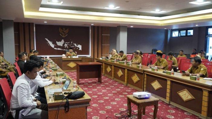 KEBIJAKAN: Suasana RDP demgan PLN UIW Maluku-Malut yang di pimpin Wakil Gubernur Malut Utara Sarbin Sehe, Senin (9/2/2026). RDP ini tentang pemulihan listrik pasca banjir di Halmahera Utara dan Halmahera Barat