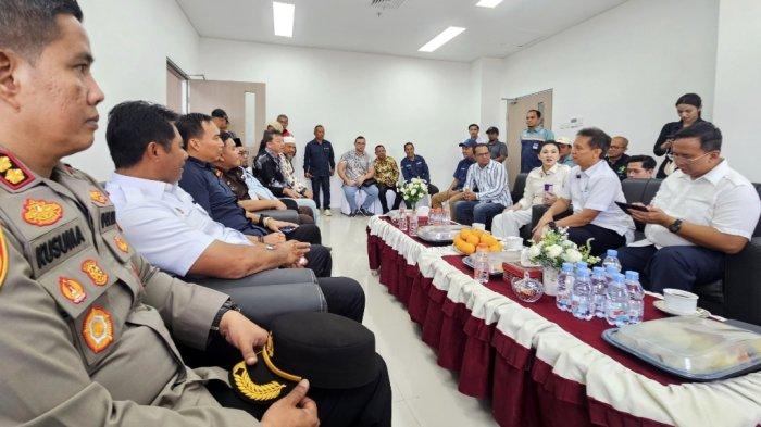 Suasana bincang-bincang pada agenda kunjungan kerja Menteri Kesehatan RI, Budi Gunadi Sadikin di RSUD Maba, Halmahera Selatan