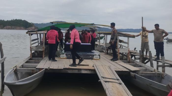 PENGHUBUNG: Rakit Penghubung Desa Pancoran, Kecamatan Taliabu Barat. Rakit ini menjadi satu-satunya akses dari daratan besar Taliabu ke Desa Pancoran