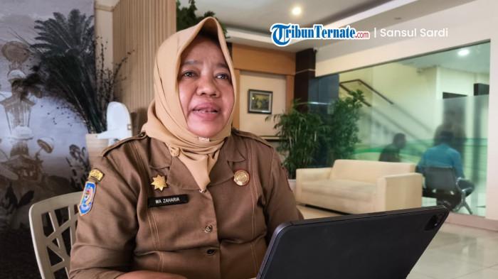 EVALUASI: Kepala Dinas Koperasi dan UMKM Maluku Utara Wajahria ketika bersedia diwawancarai disela-sela kerjanya, Selasa (4/11/2025)