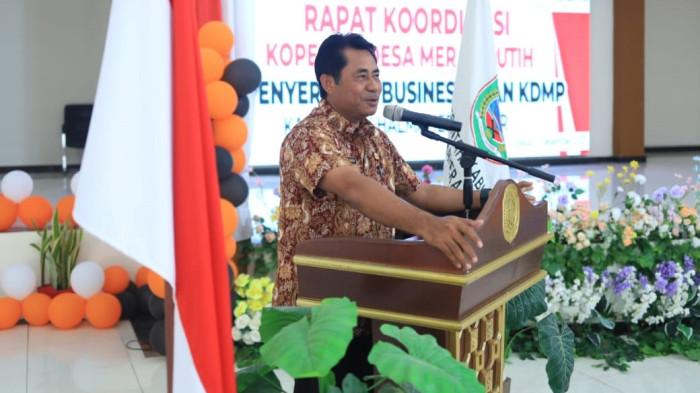 INOVASI: Bupati Halmahera Timur saat membuka secara resmi Rakor Koperasi Mera Putih (KMP) dan penyerahan Busines Plan di aula kantor bupati, Kamis (18/12/2025)