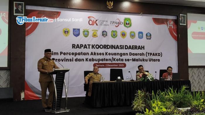 EVALUASI: Sekprov Maluku Utara Samsuddin A Kadir membuka secara resmi Rakor TPKAD Maluku Utara 2025 yang berlangsung di Muara Hotel, Ternate, Selasa (2/12/2025).