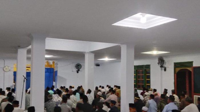 RAMADAN 2026 - Momen warga Desa Kawalo-woyo Kecamatan Taliabu Barat Pulau Taliabu melaksanakan salat tarawih dan berpuasa pada Senin (16/2/2026).