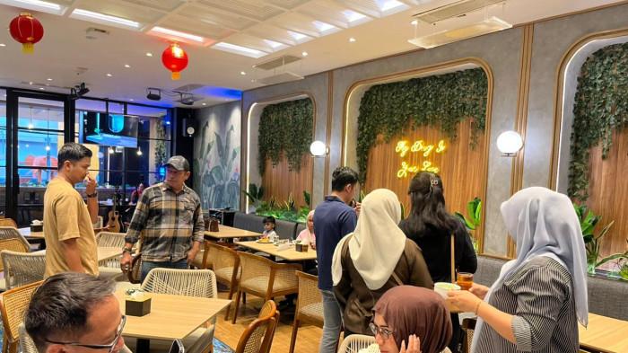 JADWAL IMSAKIYAH - Suasana menjelang buka puasa di Gwen Hotel Ternate, Sabtu (21/2/2026).