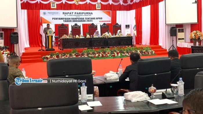 RANCANGAN: Suasana berlangsungnya rapat paripurna dengan agenda penyampaian Ranperda APBD Induk 2026 Halmahera Selatan, Selasa (18/11/2025)