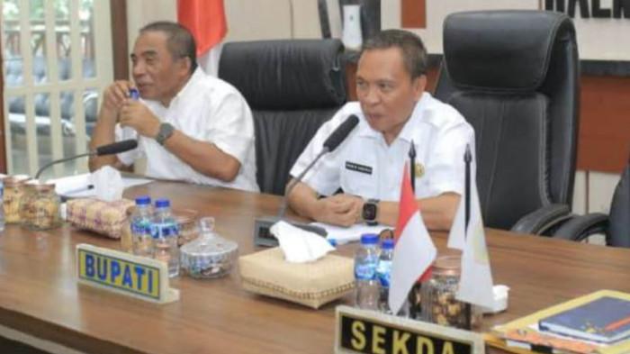 AGENDA: Rapat pembentukan tim inisiasi lintas OPD untuk genjot PAD yang dipimpin Bupati Halmahera Tengah Ikram M Sangadji (kanan),  Rabu (1/4/2026). Rapat ini menjadi bagian dari komitmen pemerintah daerah untuk memastikan potensi ekonomi dan investasi yang terus berkembang, khususnya dalam memperkuat sumber-sumber PAD