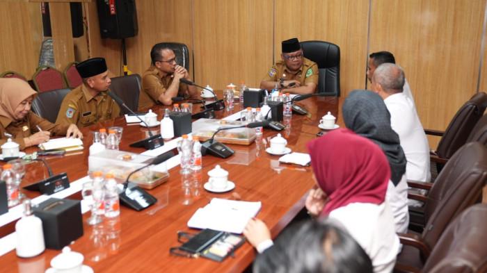 AGENDA: Suasana rapat yang dipimpin Sekprov Maluku Utara Samsuddin A Kadir yang berlangsung di kantor Gubernur di Sofifi, Senin (8/6/2026)