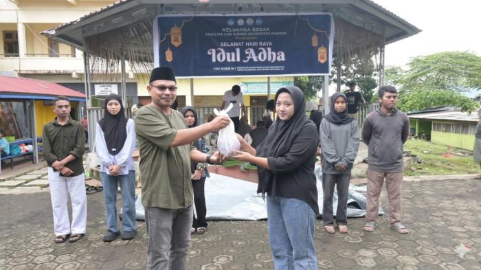 IBADAH: Rektor Universitas Khairun (Unkhair), Prof. Dr. Abdullah W. Jabid, SE., MM, menyerahkan secara simbolis daging hewan kurban kepada perwakilan mahasiswa pada hari kedua pelaksanaan Idul Adha 1447 Hijriah/2026 Masehi di Kampus II Unkhair Gambesi, Kamis (28/05/2026).