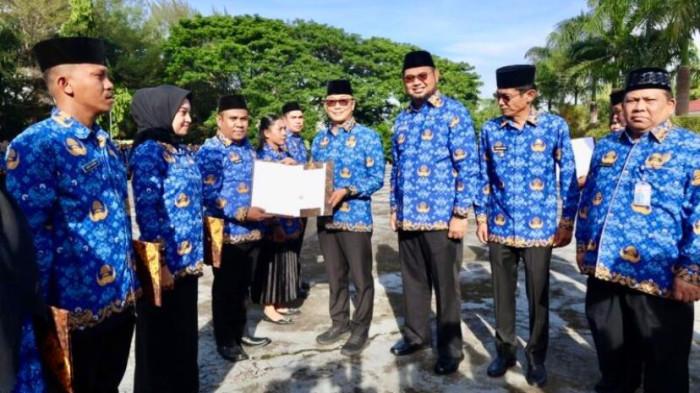 JABATAN: Kepala BKN RI Zudan Arif Fakrulloh (kacamata) didampingi Bupati dan Wakil Bupati Halmahera Selatan Bassam Kasuba-Umar Muchsin saat menyerahkan secara simbolis SK PPPK, Jumat (12/12/2025)