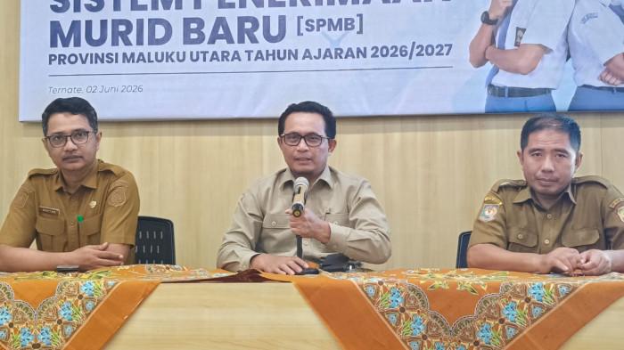 PENDIDIKAN: Kadikbud Maluku Utara Abubakar Abdullah (tengah)