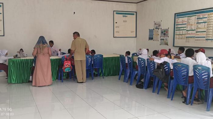 Ruang belajar SD Negeri 93 Halmahera Selatan ambruk tertimpah pohon 01