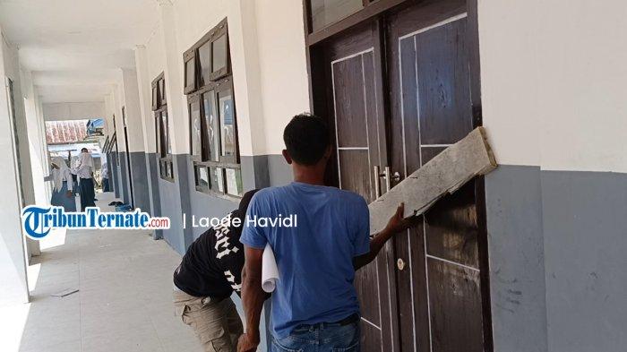 TUNTUTAN: Murid yang berada di ruang kelas baru (RKB) SMAN 1 Pulau Taliabu dipaksa keluar oleh pekerja, Senin (27/4/2026)