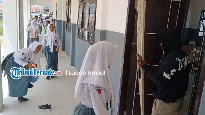 TUNTUTAN: Siswa yang berada di ruang kelas baru (RKB) SMAN 1 Pulau Taliabu dipaksa keluar oleh pekerja, Senin (27/4/2026). Aksi ini dipicu oleh belum dibayarkannya upah kerja oleh pihak rekanan CV Annizart General Kontraktor