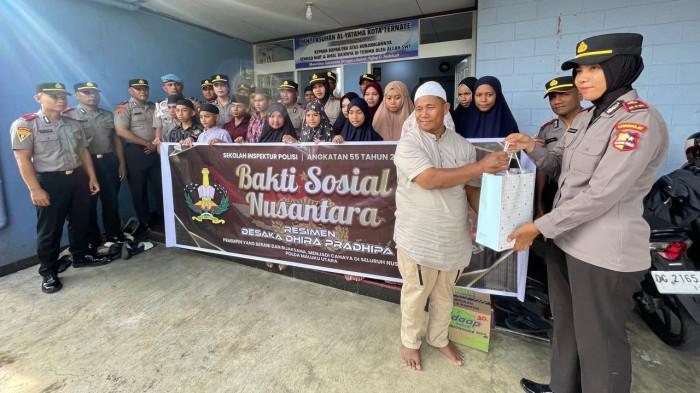 BERBAGI: Sejumlah siswa Sekolah Inspektur Polisi (SIP) angkatan ke 55 gelombang I tahun 2026 Polda Maluku Utara bakti sosial ke Yayasan Panti Asuhan Al-Yatama Kelurahan Maliaro Kota Ternate, Rabu (18/3/2026).
