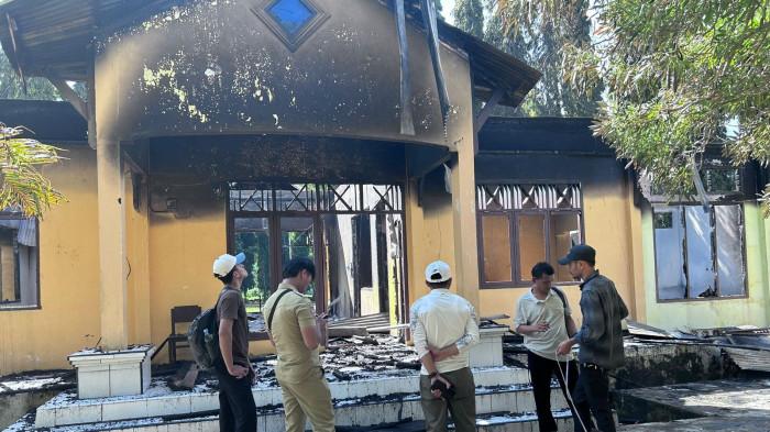 KEBAKARAN - Gedung SMA Negeri 7 Ternate terbakar pada Selasa dini hari di Kecamatan Moti. Dinas Pendidikan dan Kebudayaan Provinsi Maluku Utara langsung menurunkan tim untuk melakukan investigasi di lokasi kejadian, Selasa (5/5/2026).