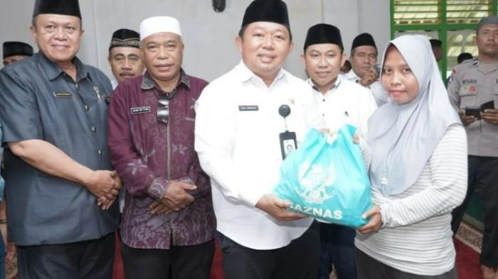 AGENDA: Sekkot Ternate Rizal Marsaoly memberikan paket sembako kepada warga pada giat Safari Ramadan di Masjid Al-Raudah, Kelurahan Tobololo, Rabu (25/2/2026).