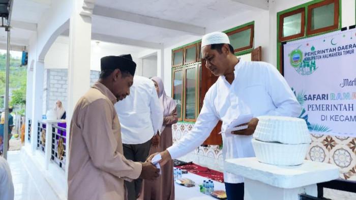 JADWAL IMSAKIYAH - Foto Bupati Halmahera Timur Ubaid Yakub memberikan sembako kepada warga pada giat Safari Ramadan 2026. Foto diambil pada Rabu (25/2/2026)