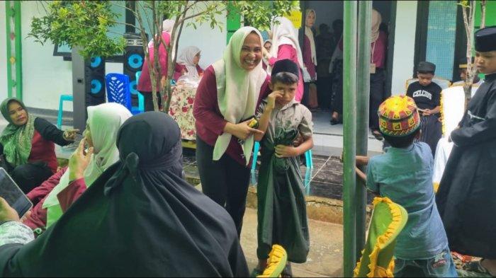 Salah satu peserta didampingi panitia keluar dari ruang tindakan