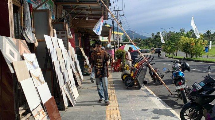 ATURAN: Tampak sejumlah perabotan bangunan di pajang di atas trotoar di kawasan pantai Desa Tembal, Kecamatan Bacan Selatan, Halmahera Selatan, Kamis (5/3/2026). Diketahui perabotan itu milik Toko Jaya Utama