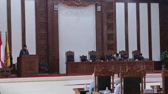 KETERANGAN: Wakil Bupati Pulau Taliabu La Ode Yasir berikan sambutan mewakili Sashabila Mus (Bupati) dalam rapat paripurna dengan DPRD, Kamis (4/9/2025)