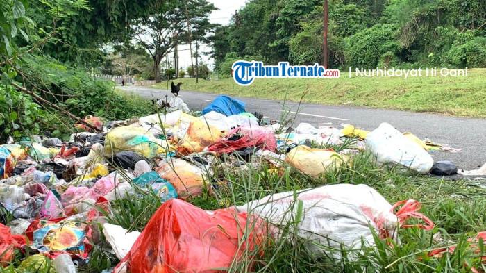 SAMPAH: Tampak tumpukan sampah plastik di kawasan Tugu Pala, Kecamatan Bacan Selatan, Halmahera Selatan, Kamis (8/1/2026)