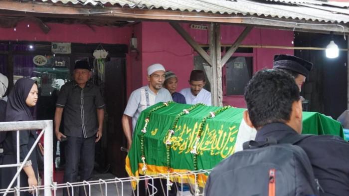 BERDUKA: Sarbin Sehe ikut dalam pelepasan jenazah salah satu staf Badan Penghubung Pemprov Maluku Utara di Jakarta, Jumat (24/1/2026)