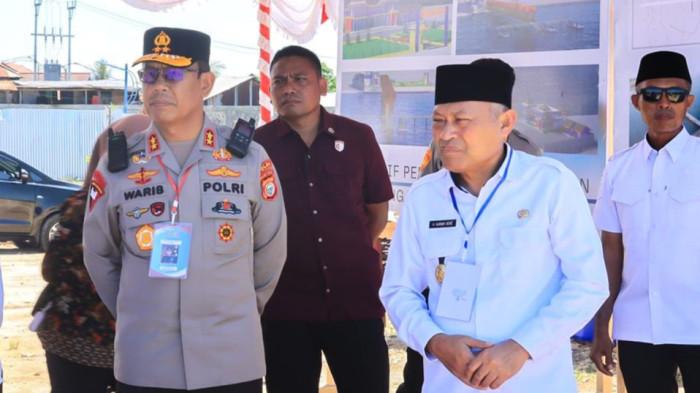 KUNJUNGAN - Kapolda Malut Irjen Pol Waris Agono bersama Wagub Malut Sarbin Sehe, saat menanti kedatangan Wapres RI, Gibran Rakabuming Raka.