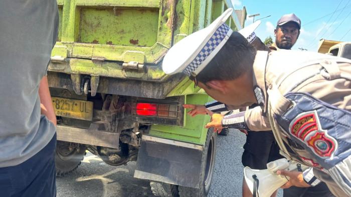 OPERASI: Tampak salah seorang personel Sat Lantas Polres Halmahera Selatan sedang memeriksa nomor polisi sebuah truk. Pemeriksaan ini dalam rangka Operasi Zebra Kieraha 2025 yang baru saja berakhir.