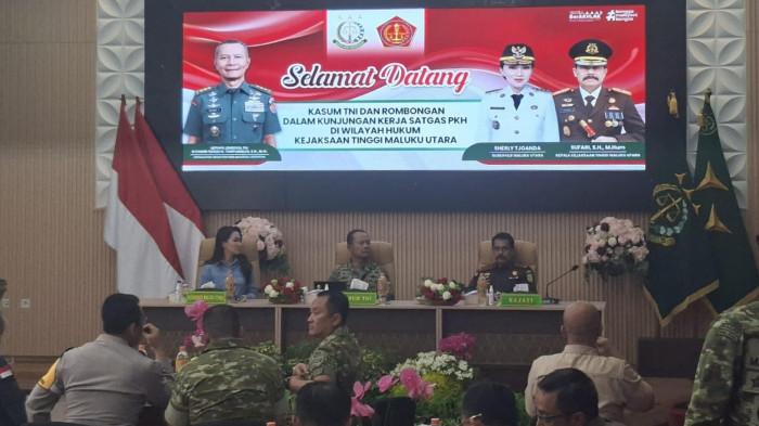 KOORDINASI: Satuan Tugas Pengawasan Ketertiban Hutan (Satgas PKH) rapat bersama Gubernur Maluku Utara Sherly Laos di kantor Kejati Maluku Utara, Selasa (14/4/2026).