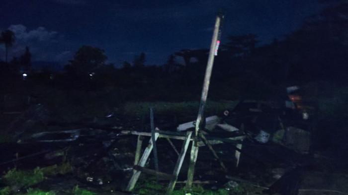 Satu rumah di Desa Talo, Kecamatan Taliabu Barat, Pulau Taliabu, Maluku Utara terbakar 01