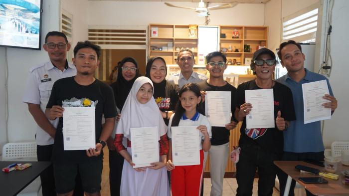 HAK: Sejumlah musisi dan penyanyi lokal menunjukan legalitas hak cipta laku yang diinisiasi Kemenkum Malut, Jumat (14/11/2025)