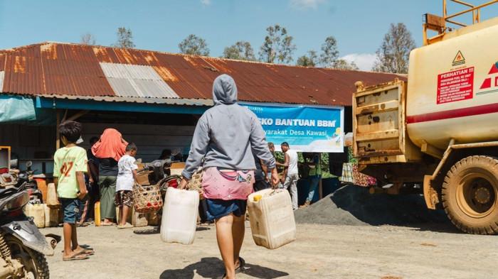KELUHAN: Sejumlah warga Desa Kawasi, Kecamatan Obi, Halmahera Selatan, Maluku Utara, saat mengantri pengambilan BBM