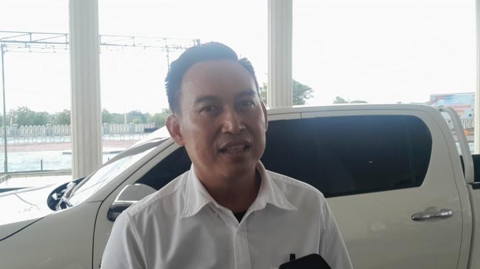 Sekda Pemkab Halmahera Timur, Maluku Utara, Ricky Chairul Richfat saat diwawancarai di depan Kantor Bupati, Jalan Pusat Pemerintahan Kota Maba, Kamis (11/6/2026)
