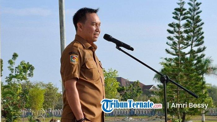 ARAHAN: Sekkab Halmahera Timur Ricky Chairul Richfat pada apel pagi yang dipimpinnya, Senin (26/1/2026)