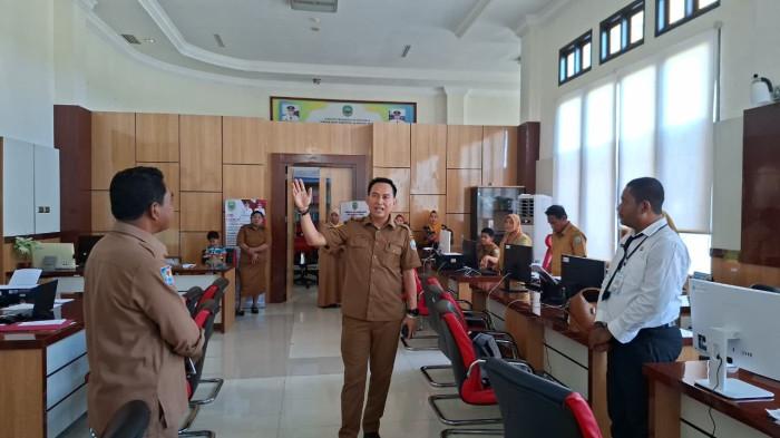 INSPEKSI: Sekkab Halmahera Timur Ricky Chairul Richfat sidak sejumlah kantor OPD, Selasa (27/1/2026).