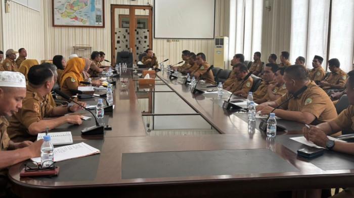 ACTION: Suasana rapat kerja (Raker) yang dipimpin Sekkab Halmahera Timur Ricky Chairul Richfat, Selasa (13/1/2026)