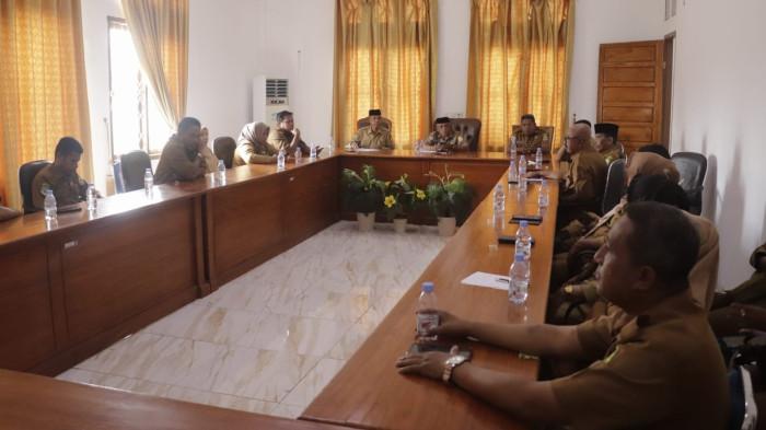 AGENDA: Sekkab Pulau Taliabu Ma'aruf pimpin rapat lintas OPD, Selasa (6/1/2025). Rapat tersebut membahas tentang pembentukan panitia peringatan Hari Desa Nasional 2026