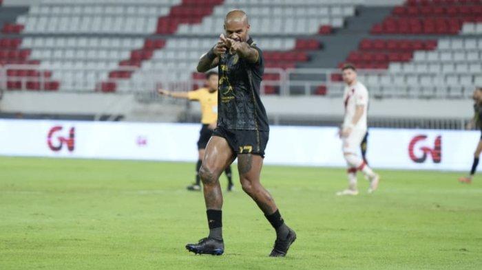 KOMPETISI: Selebrasi gol striker Malut United David da Silva ke gawang Persis Solo, Sabtu (2/5/2026)
